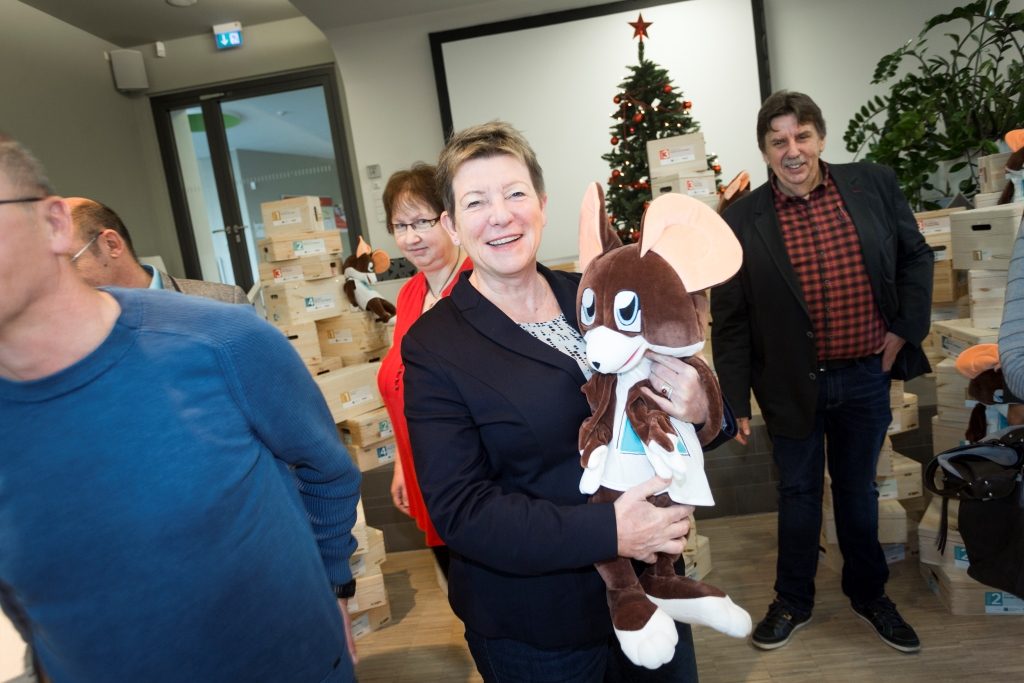 Ministerin für Umwelt, Landwirtschaft und Energie des Landes Sachsen-Anhalt, Frau Professor Claudia Dalbert, mit der kleinen Rennmaus der VRD Stiftung (Copyright LENA)